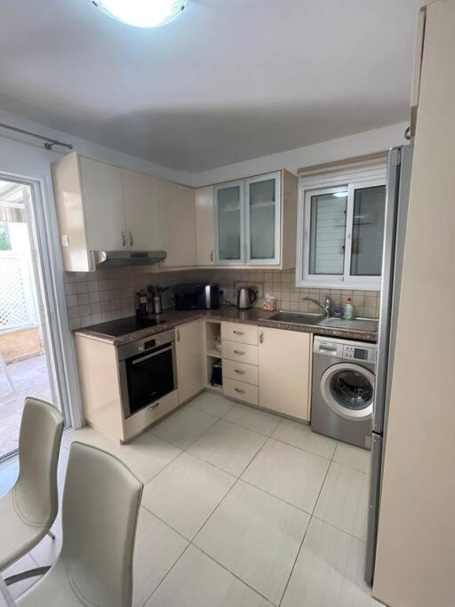 Nerina Apartment Пафос Екстериор снимка